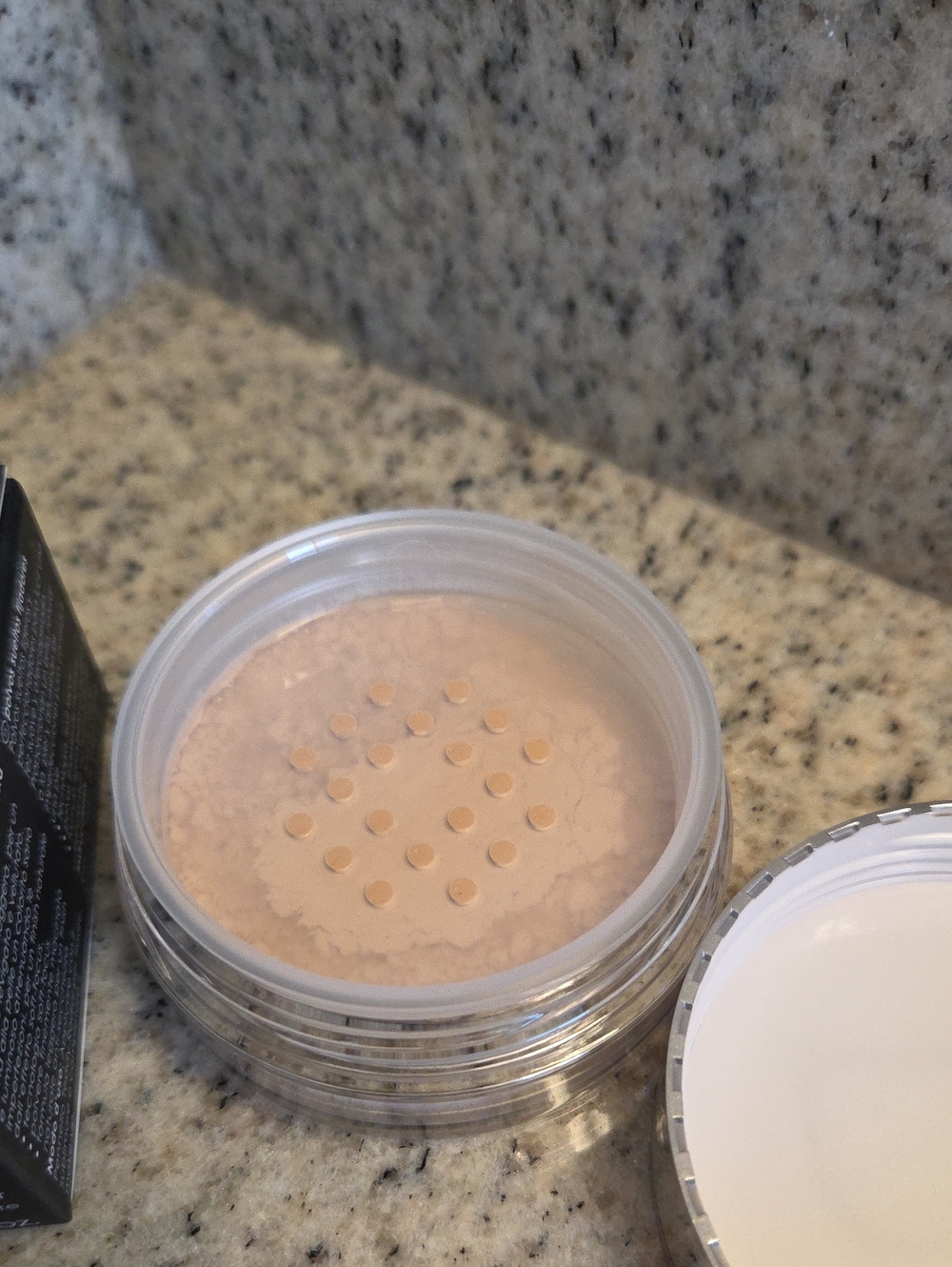 Rodial Glass Powder Loose Blurring Powder - Picture 5 of 8